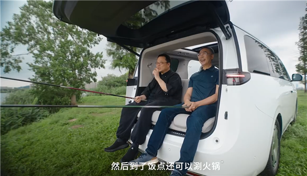 零跑D99后排翻转能当钓鱼椅 罗永浩：非常梦幻 到了饭点还能涮火锅