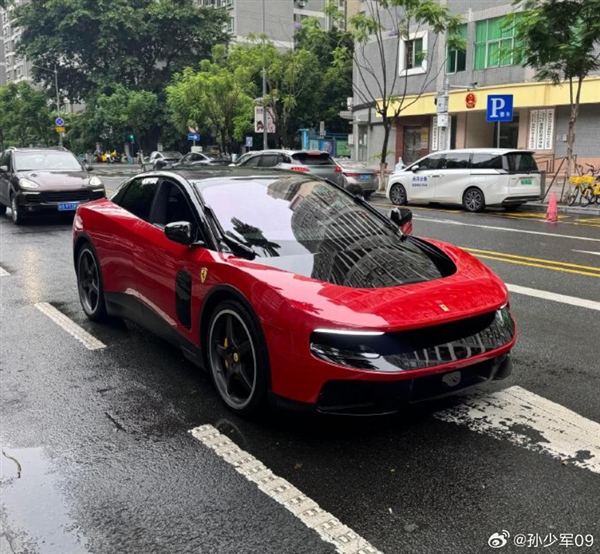 售价398.8万!法拉利首款纯电动车luce国内现身