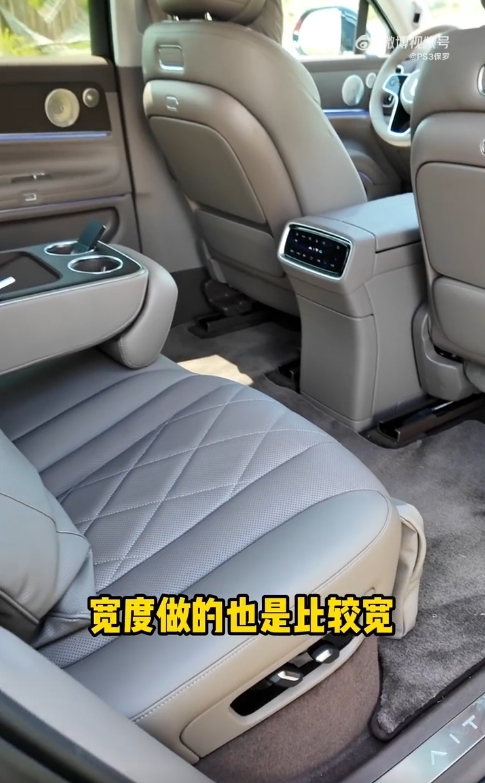 华为问界M9五座版内部空间曝光:二排大到惊人、劳斯莱斯库里南同款钓鱼座