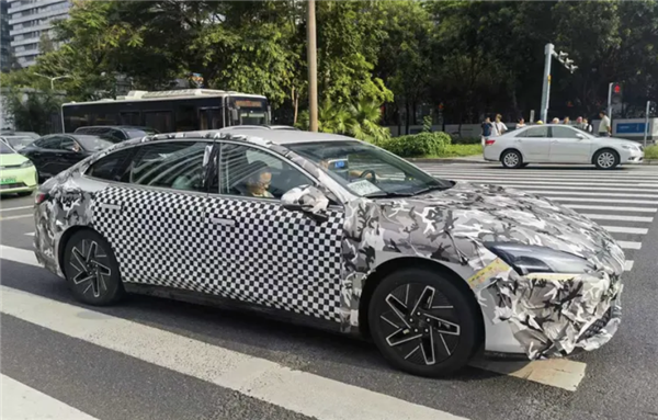 品牌首款中大型轿车!全新宝骏云光亮相街头:提供纯电插混两种动力