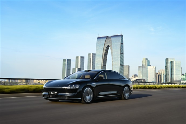 智界R7大定超1.1万 余承东:终于从S7跌倒的地方又爬了起来