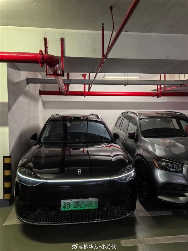 余承东炫问界M9自动泊车:两边都几乎擦到 自己都惊到了