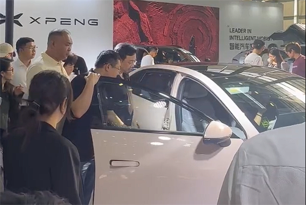 小鹏M0NA M03卖爆后:比亚迪王传福车展现场看车