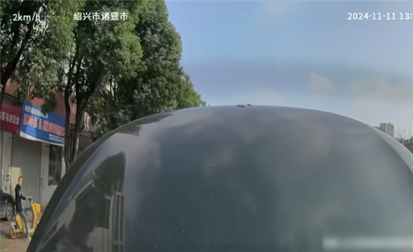 零跑C10碰撞后刹车失灵 女车主:撞完后慢慢滑行才停下来