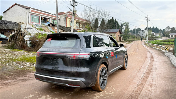 40万级最强SUV 问界M8实车谍照曝光:内饰比M9更好了