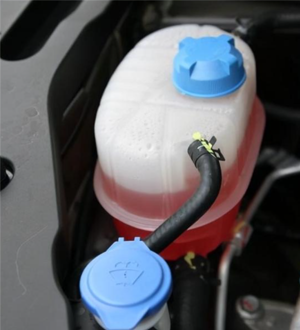 逼理想主动召回一万台MEGA 为什么是小小的冷却液