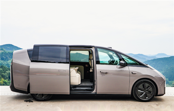 逼理想主动召回一万台MEGA 为什么是小小的冷却液