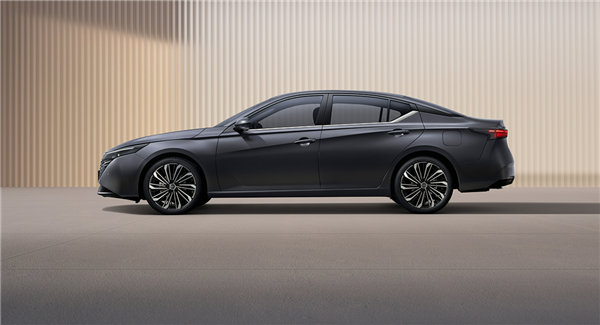 燃油车全球首搭鸿蒙座舱版 日产天籁上市30天订单过万